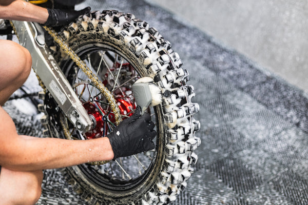 Moto - Curved Tire Brush