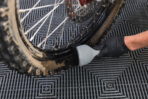Moto - Curved Tire Brush