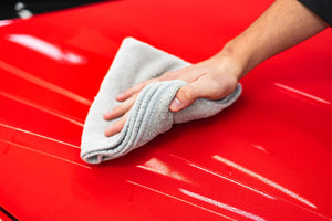 Person cleaning a car hood with an Ice Grey FTW microfiber.